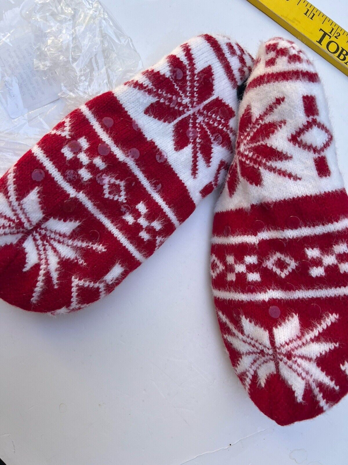 Women's Slippers Size 5-10 Aloe Infused House Shoes Grippers Red Cozy Cabin NWT